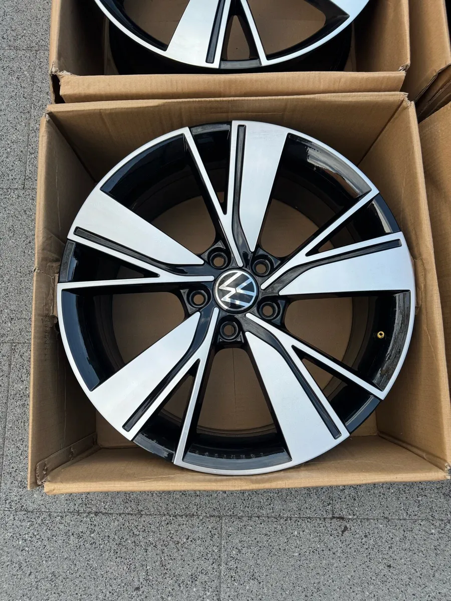 Genuine 18in Mk8 Golf GTD Bakersfield alloys - Image 2