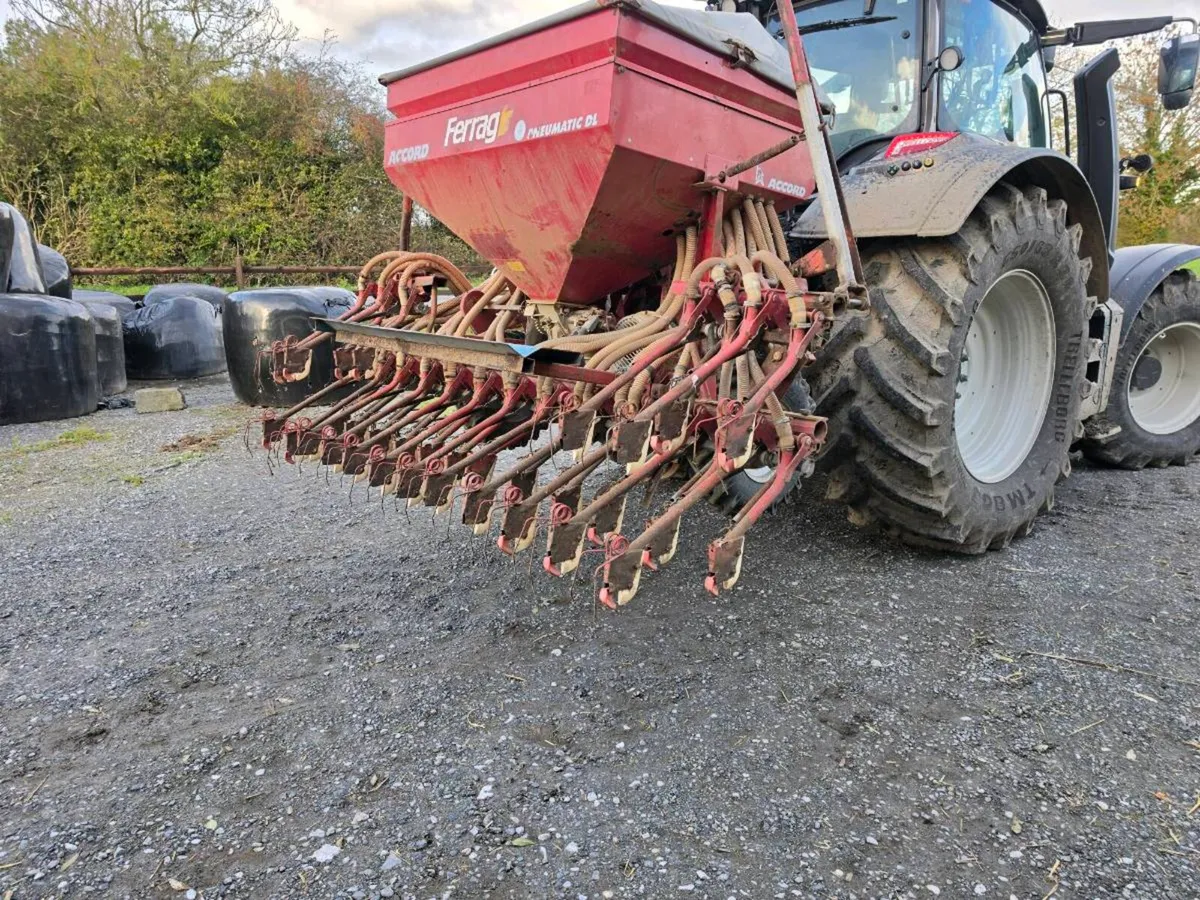 Accord DL 4m seed drill - Image 1