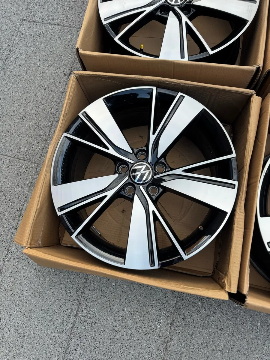 Genuine 18in Mk8 Golf GTD Bakersfield alloys - Image 3