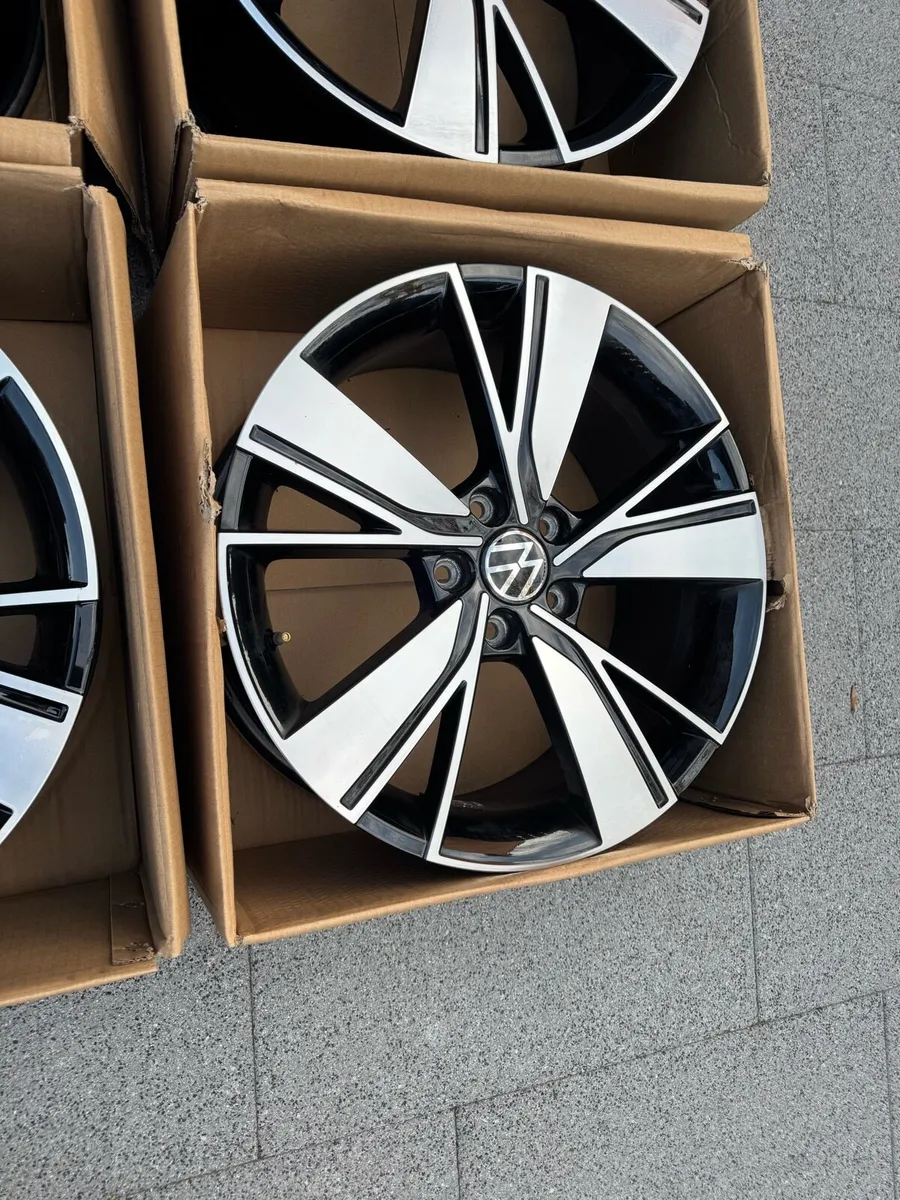 Genuine 18in Mk8 Golf GTD Bakersfield alloys - Image 4