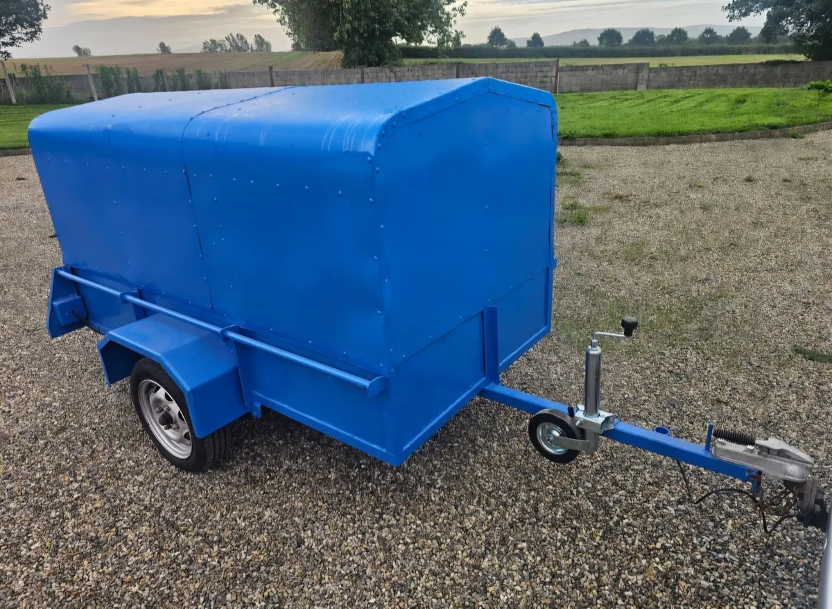 7x4 Enclosed trailer €1100