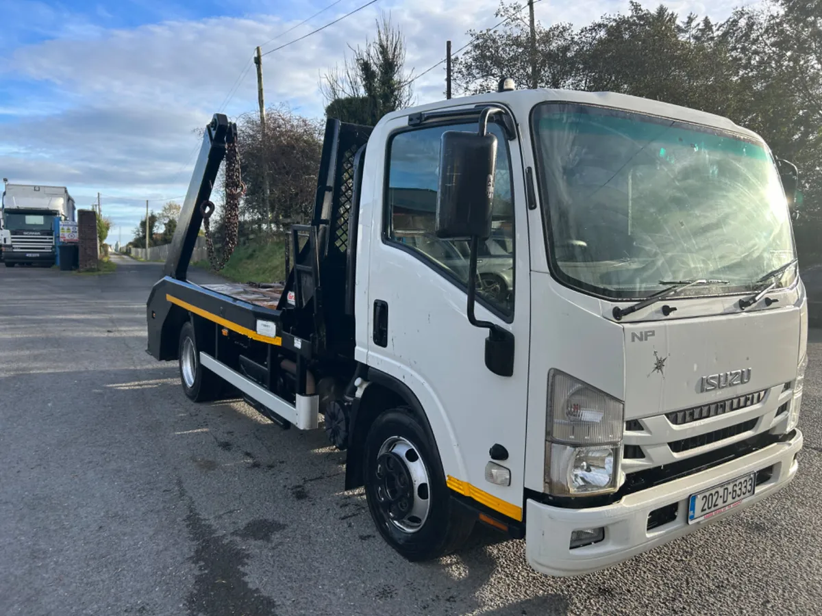 2020 Isuzu npr 7.5 ton skip loader - Image 3