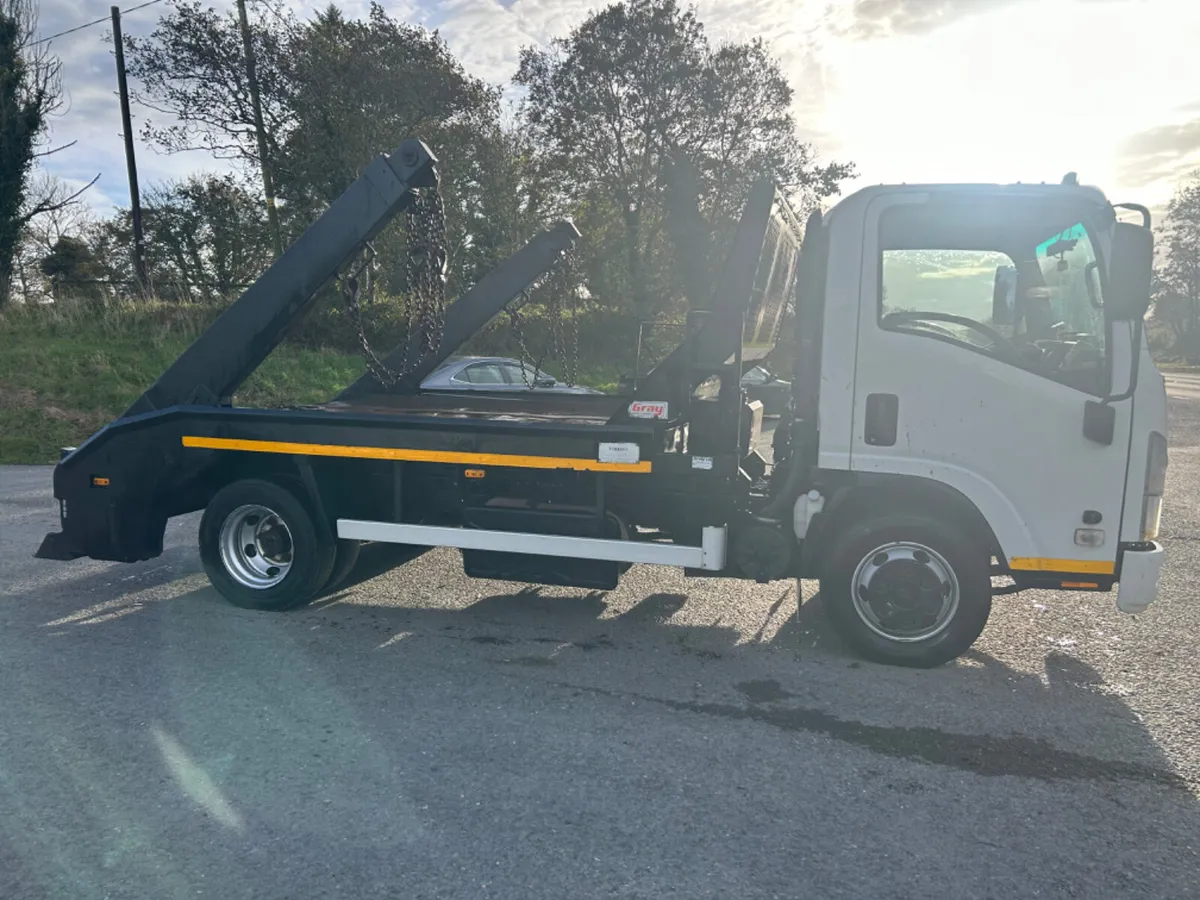 2020 Isuzu npr 7.5 ton skip loader - Image 4