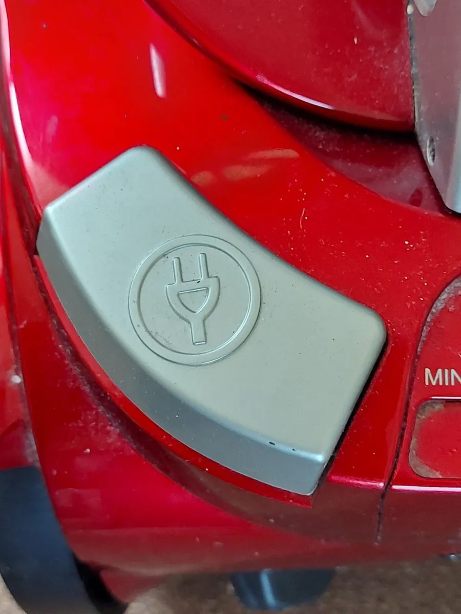 Royal Vacuum Cleaner, Model No. M2830-1 - Image 2