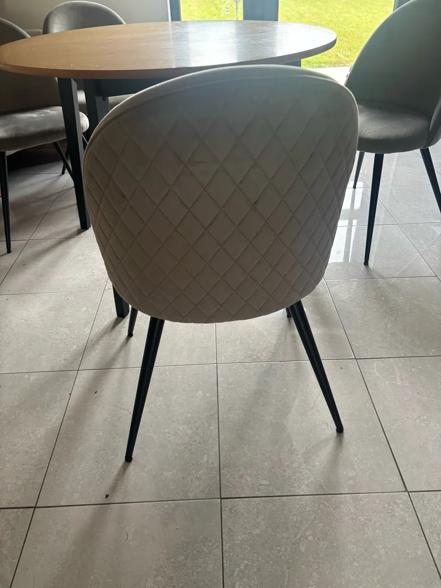 Table and chairs - Image 4
