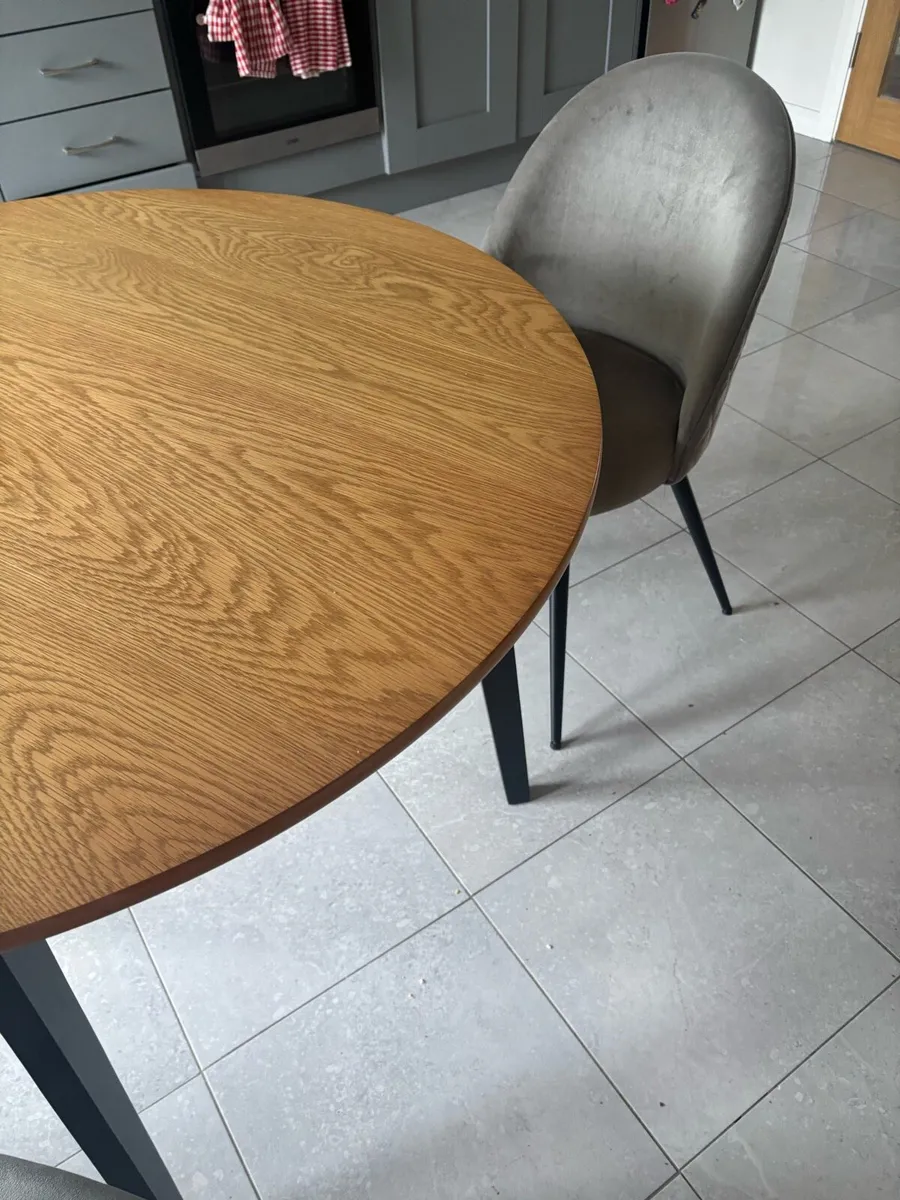 Table and chairs - Image 2