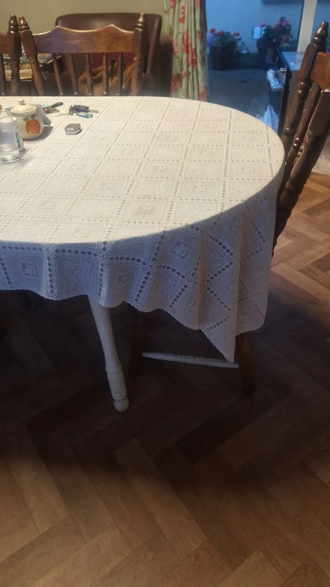 Table and 6 solid chairs - Image 2