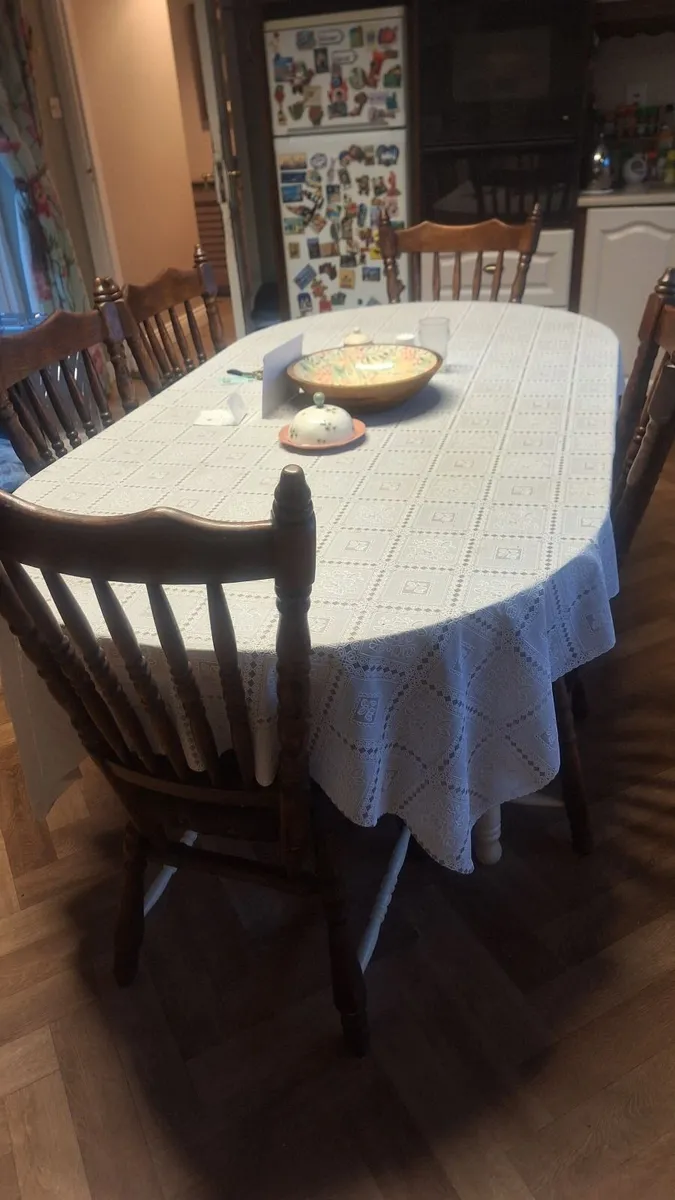 Table and 6 solid chairs - Image 3