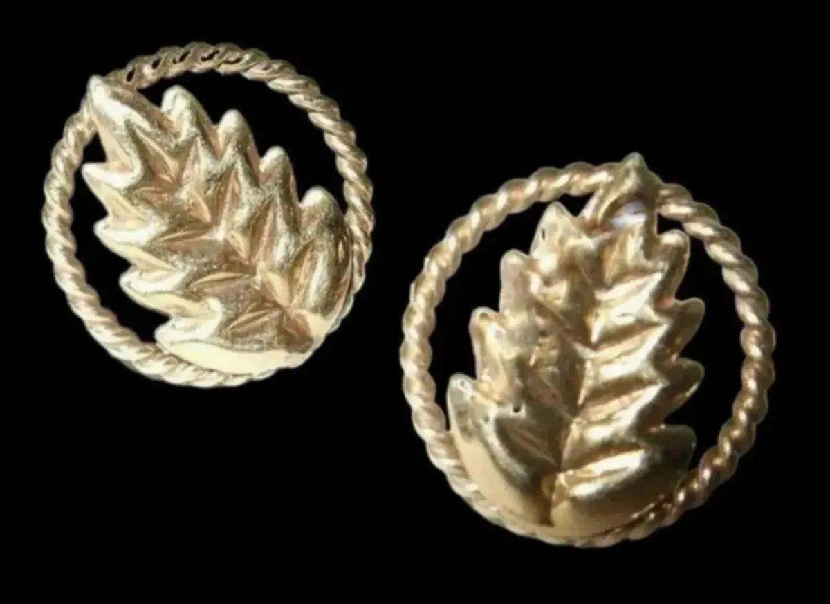Vintage Hallmarked 18ct Gold Leaf Stud Earrings - Image 1