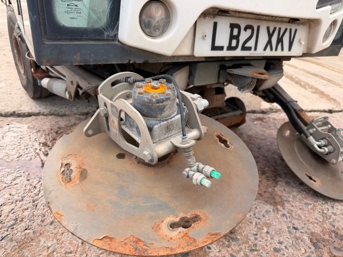2021 bucher c202 road sweeper  fire damaged  break - Image 3