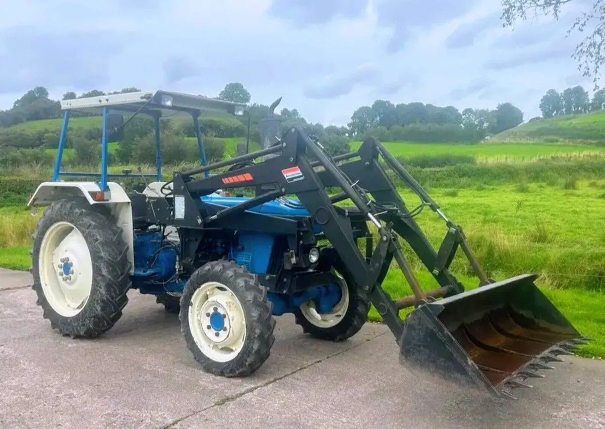 FORD NEW HOLLAND 4130 4WD 🔵 - Image 1
