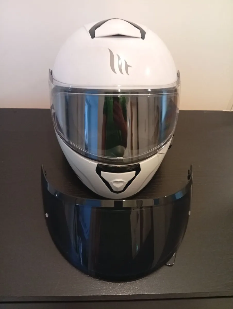 Quality Motorcycle Helmet+ tinted visor - Image 1