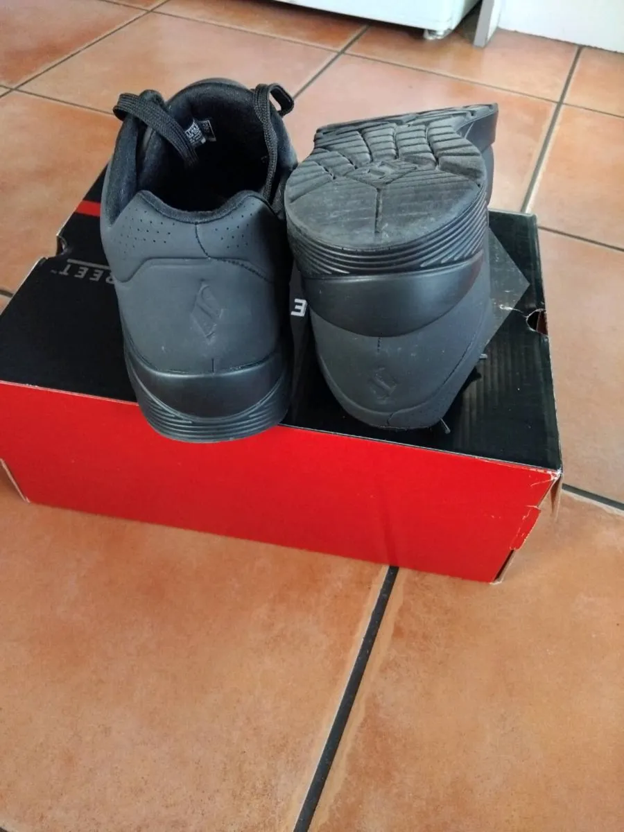 Sketchers mens shoes size uk9.5 - Image 3
