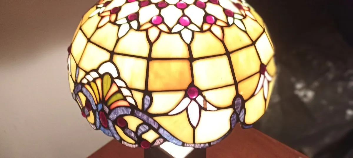 Tiffany Style Table Lamp - Image 1