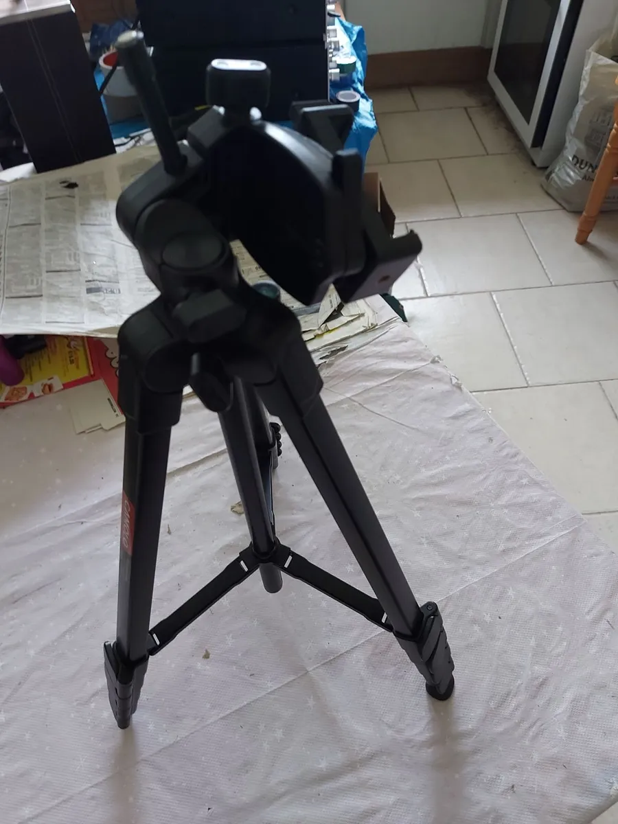 Camera Tripod with multiple extensions - Image 3