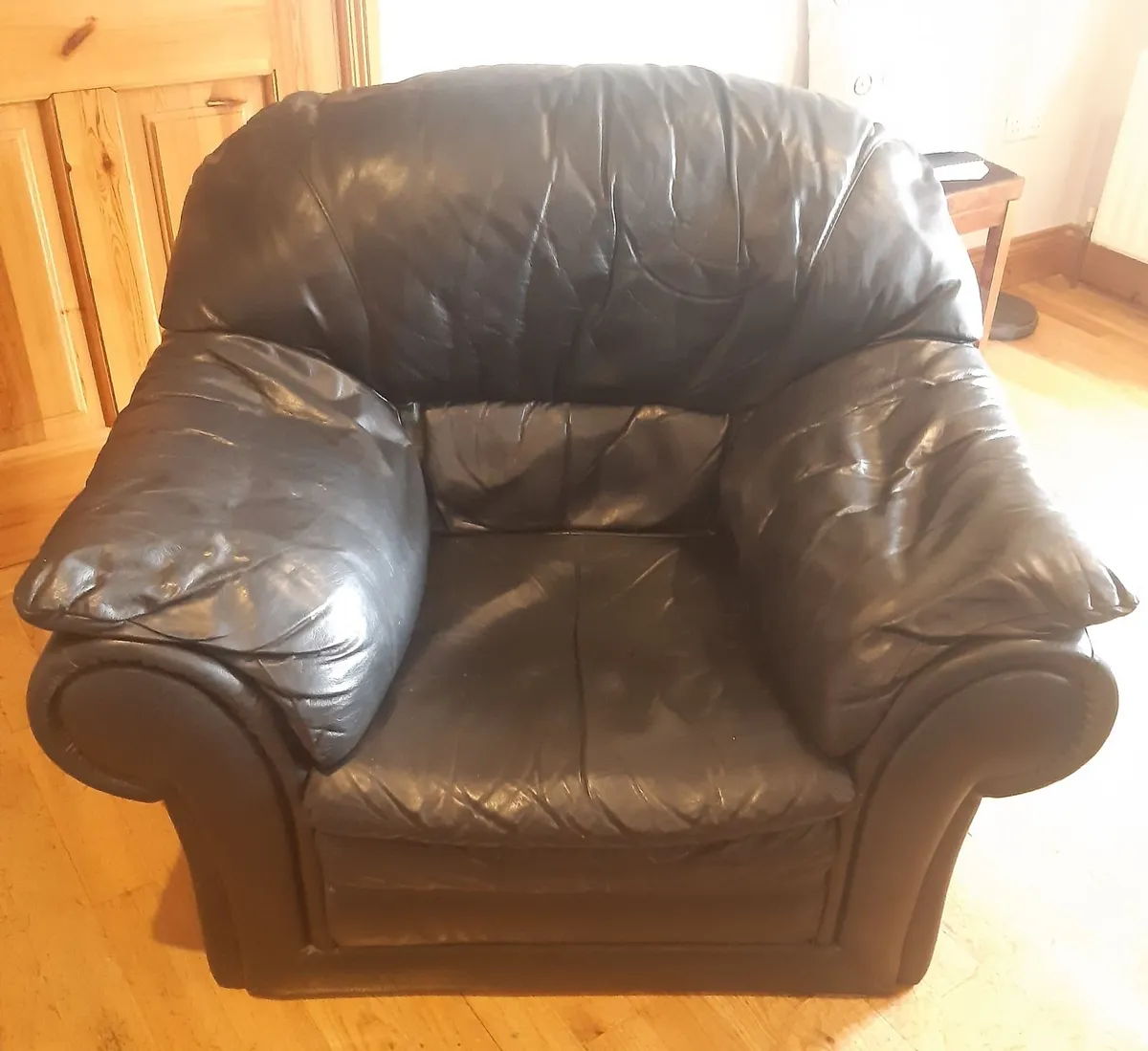 Black Leather Suite Of Furniture - Image 4