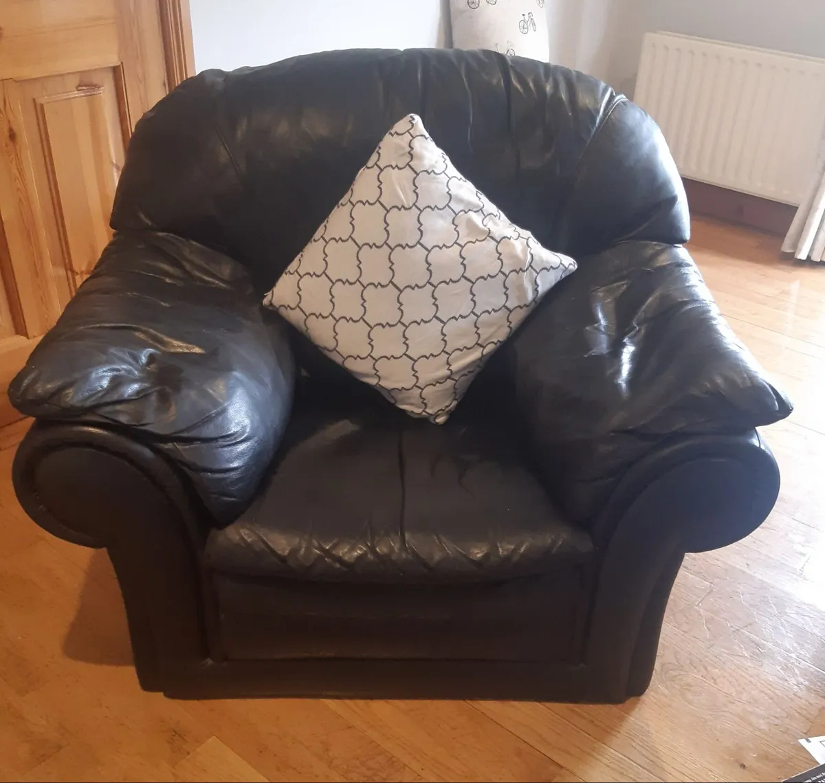 Black Leather Suite Of Furniture - Image 3