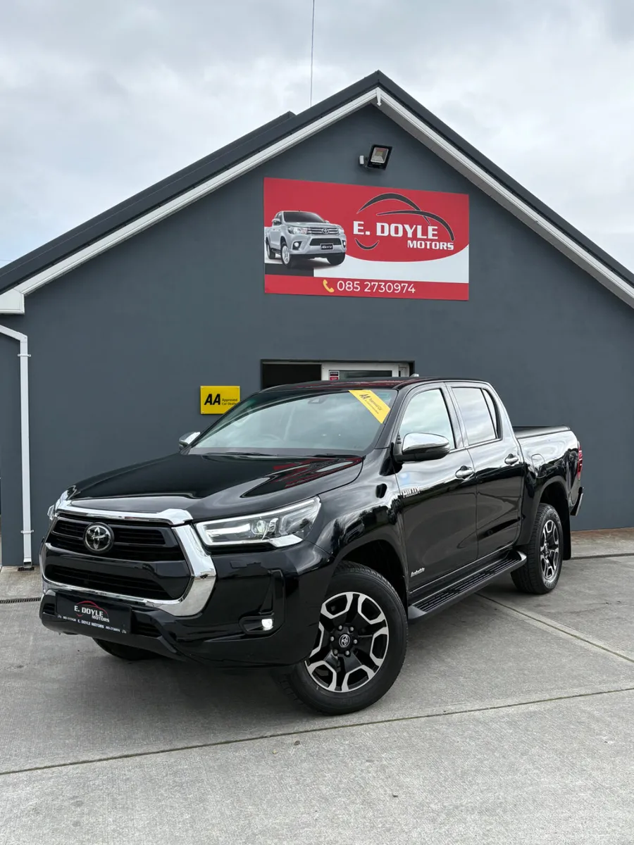 2024 Toyota Hilux Invincible - Image 2