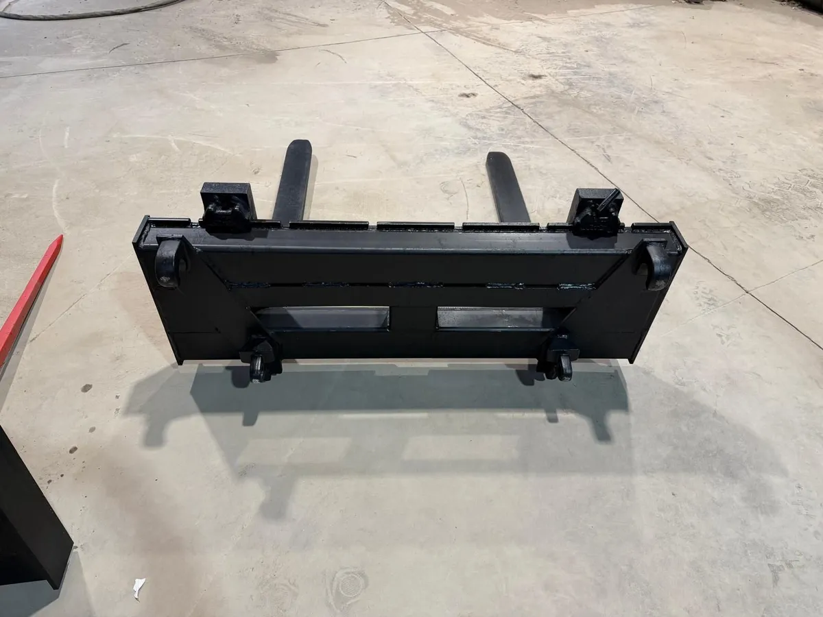 16" or 20" LF Superstrong Pallet Fork Carriages - Image 2