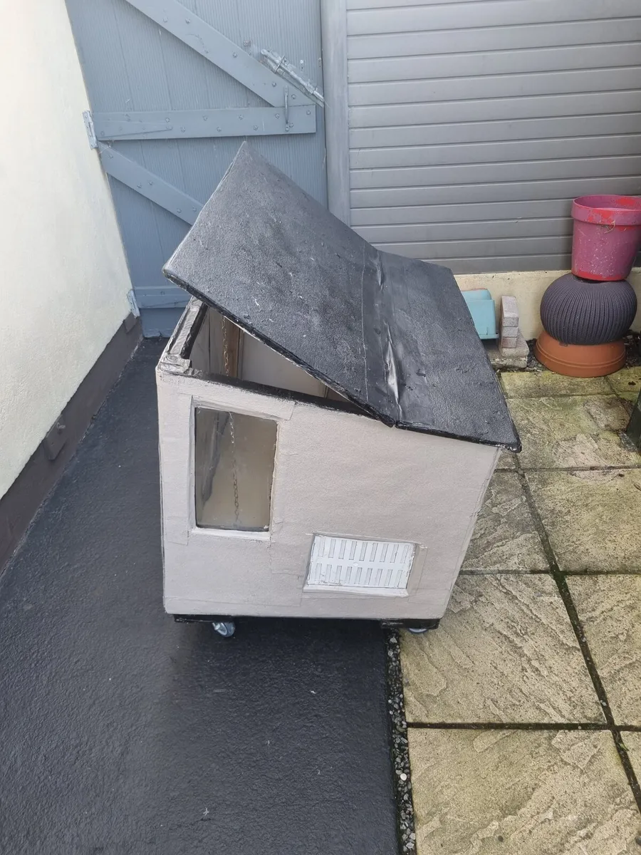 Cat / Dog  House - Image 1