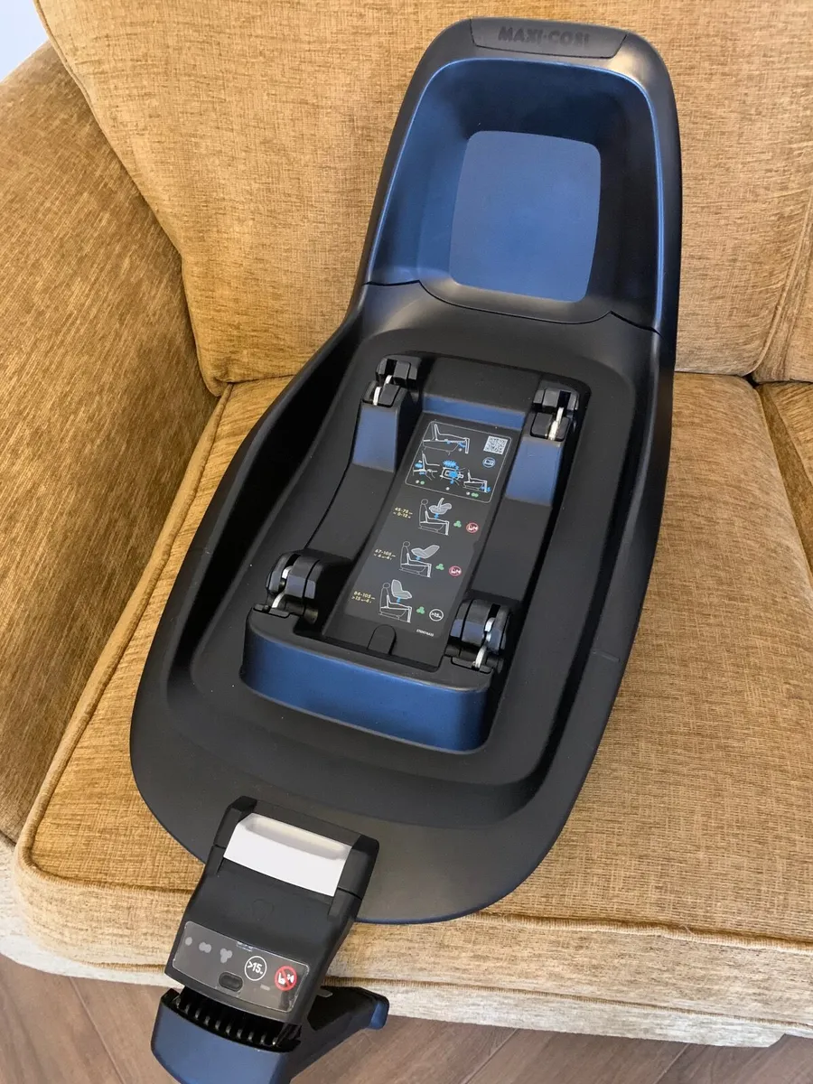 Maxi Cosi seat + 2 Way Isofix Base - Image 3