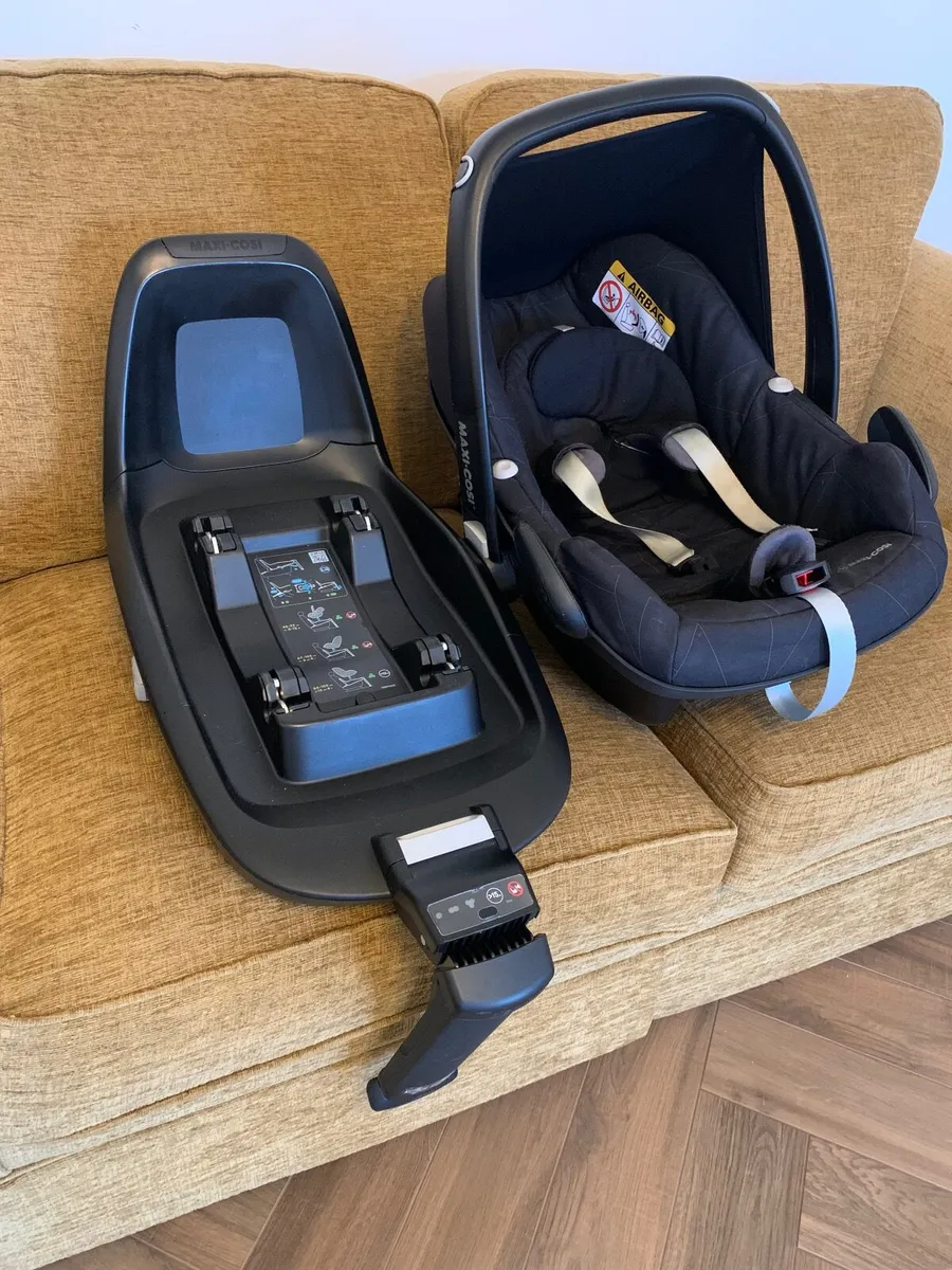 Maxi Cosi seat + 2 Way Isofix Base - Image 1