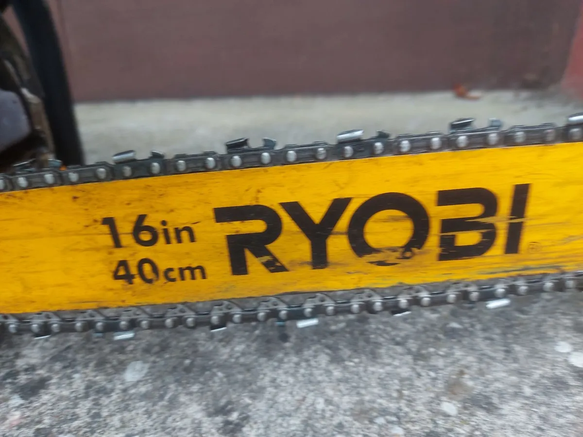 RYOBI 40cc, 112db, 16 inch, Petrol Chainsaw - Image 2