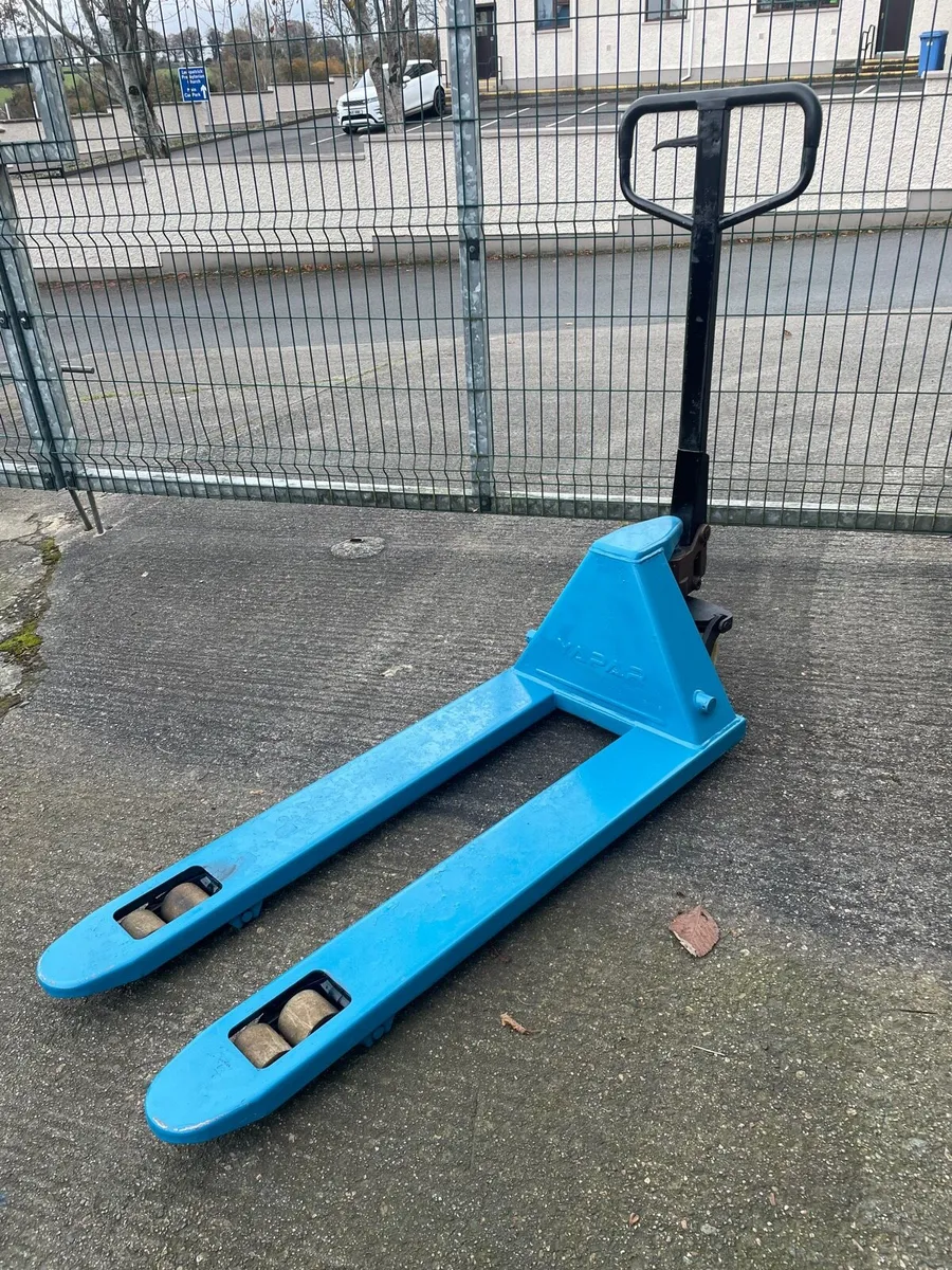 Pallet truck - Image 1