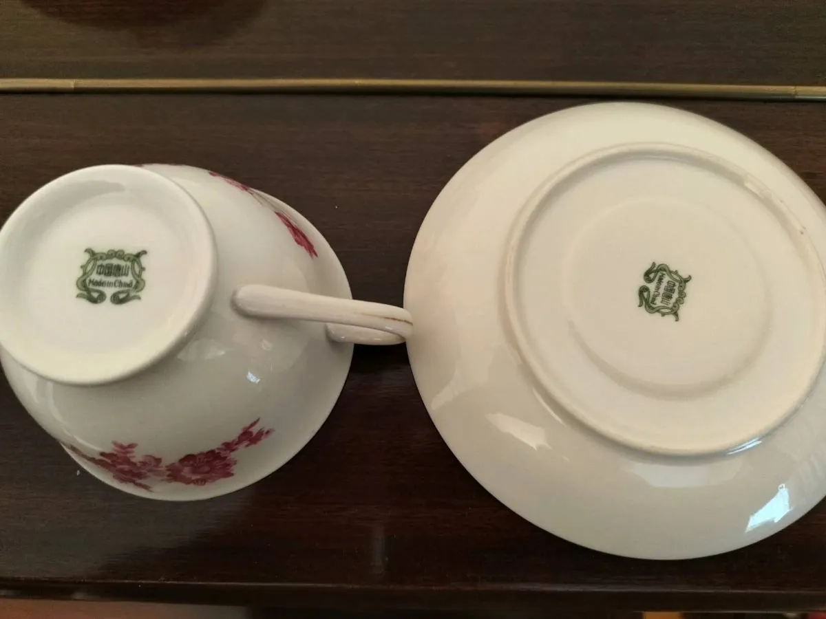 Porcelain tea cups and saucers - Image 2