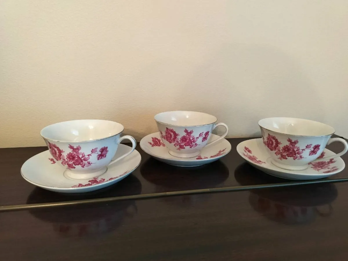 Porcelain tea cups and saucers - Image 1