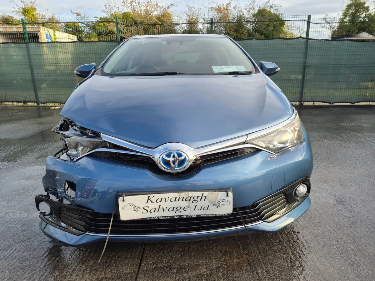 172 Toyota Auris  Luna  Hybrid  Automatic - Image 2