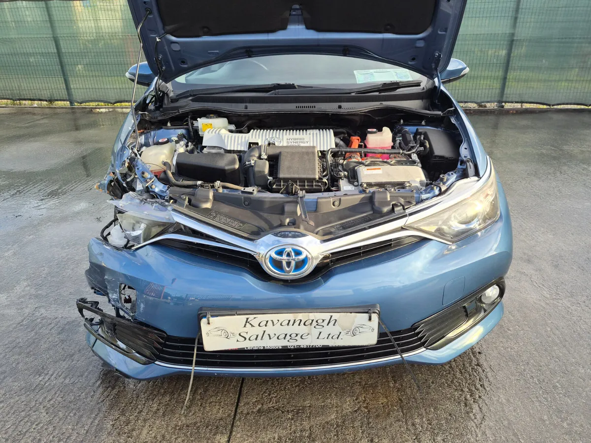 172 Toyota Auris  Luna  Hybrid  Automatic - Image 3