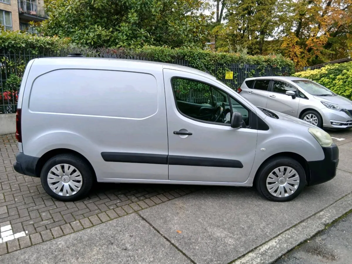 152 citroen Berlingo 3 seater cvrt 7/27 tax 8/27 - Image 2