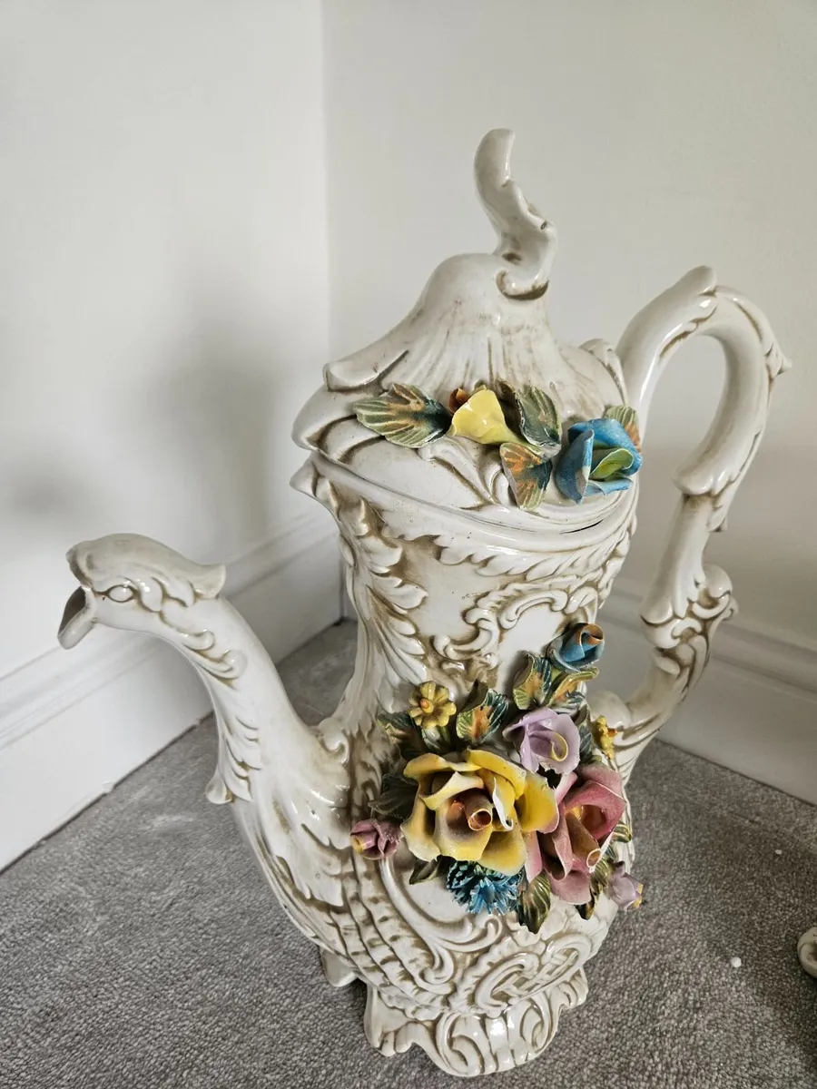 Antique vases - Image 1