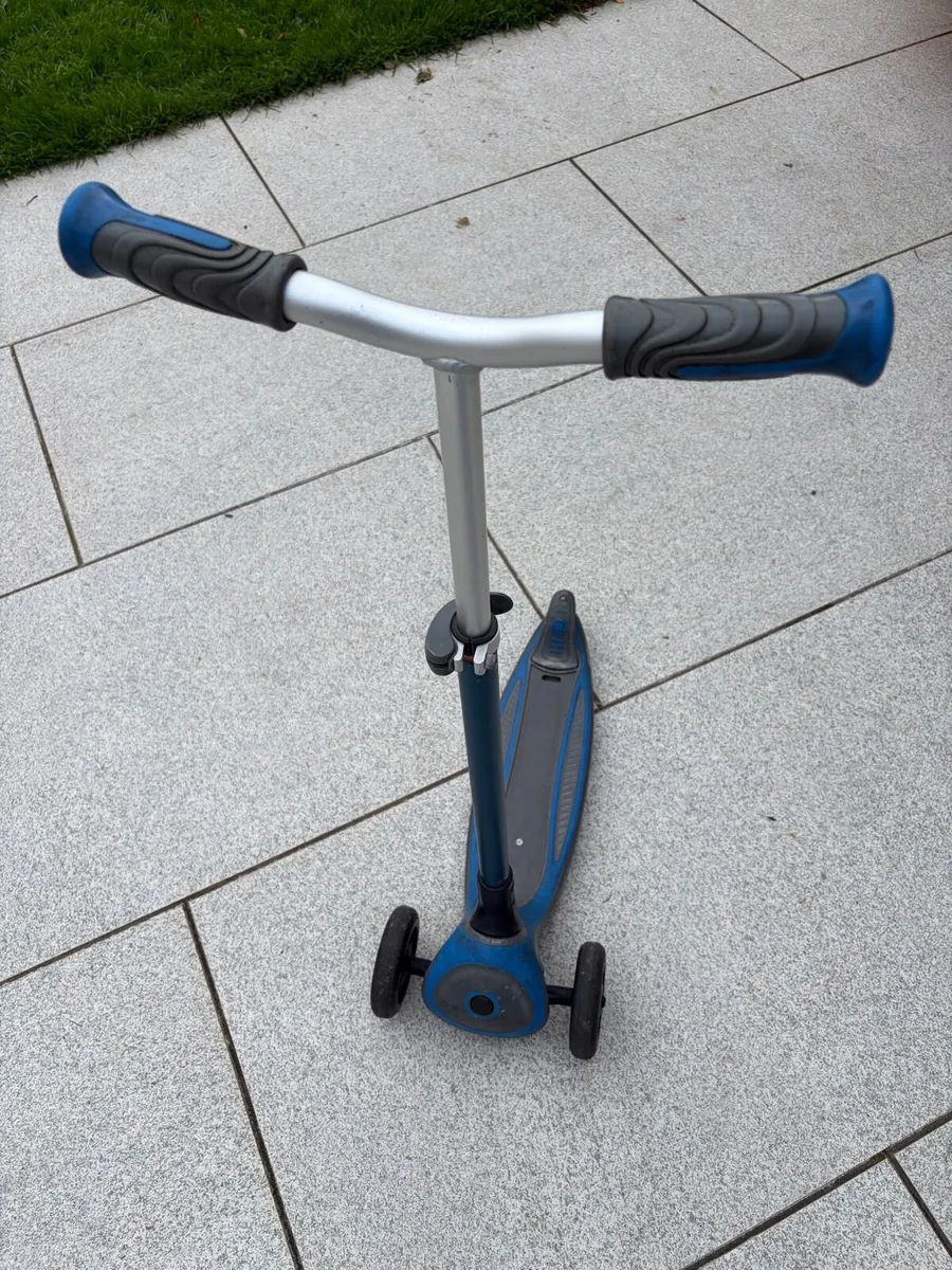 Globber Primo Plus Lights Folding 3 wheel scooter