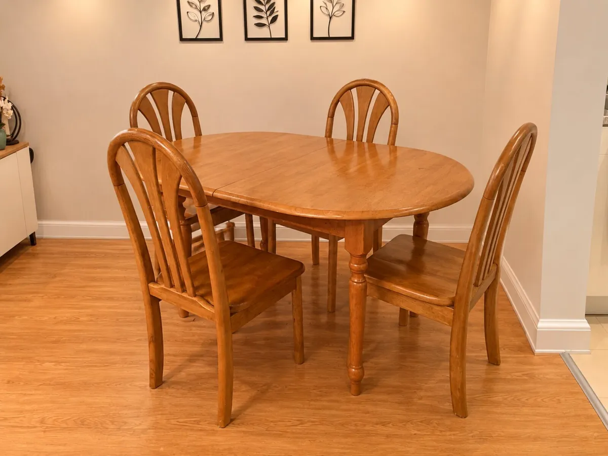 Solid extendable table and 4 chairs - Image 1