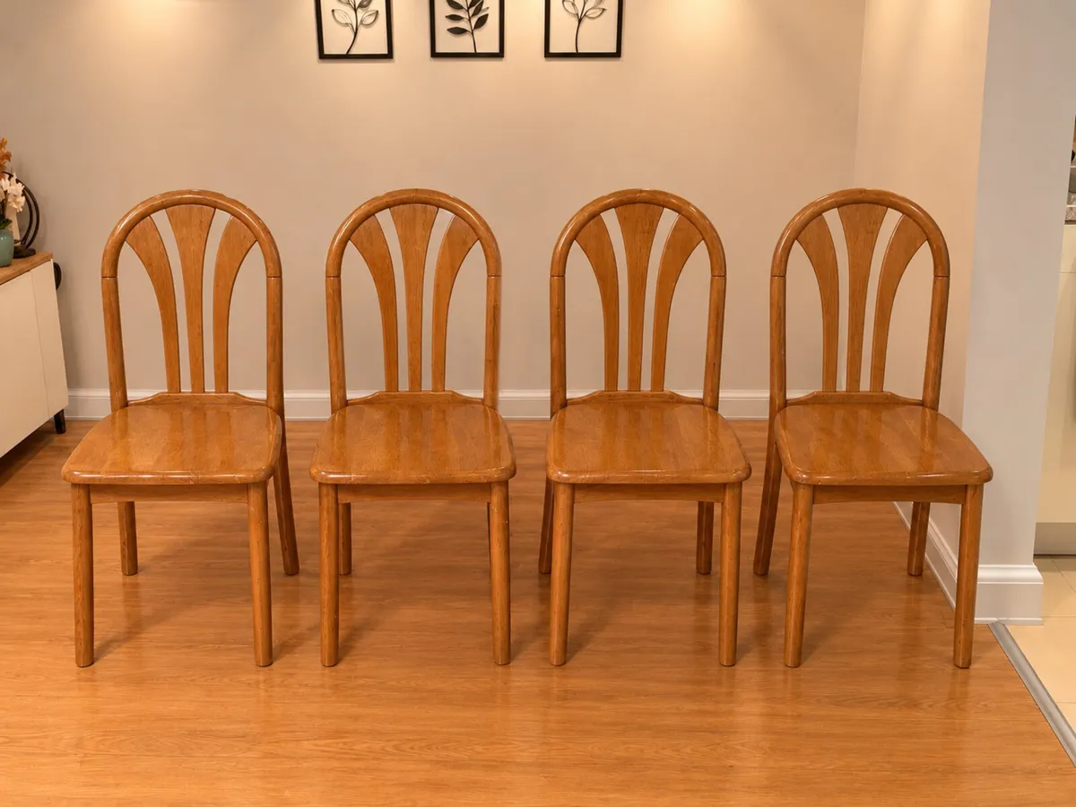Solid extendable table and 4 chairs - Image 2