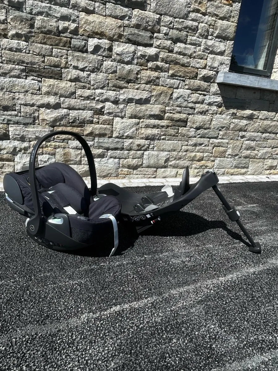Cybex 360 car seat and isofix base - Image 1