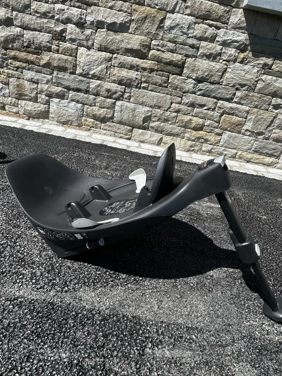 Cybex 360 car seat and isofix base - Image 4