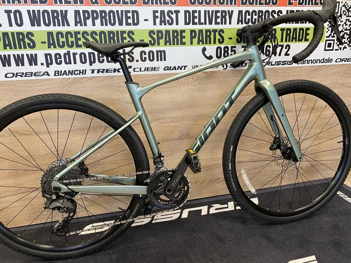 Giant revolt 1 (like new) gravel bike - Image 4
