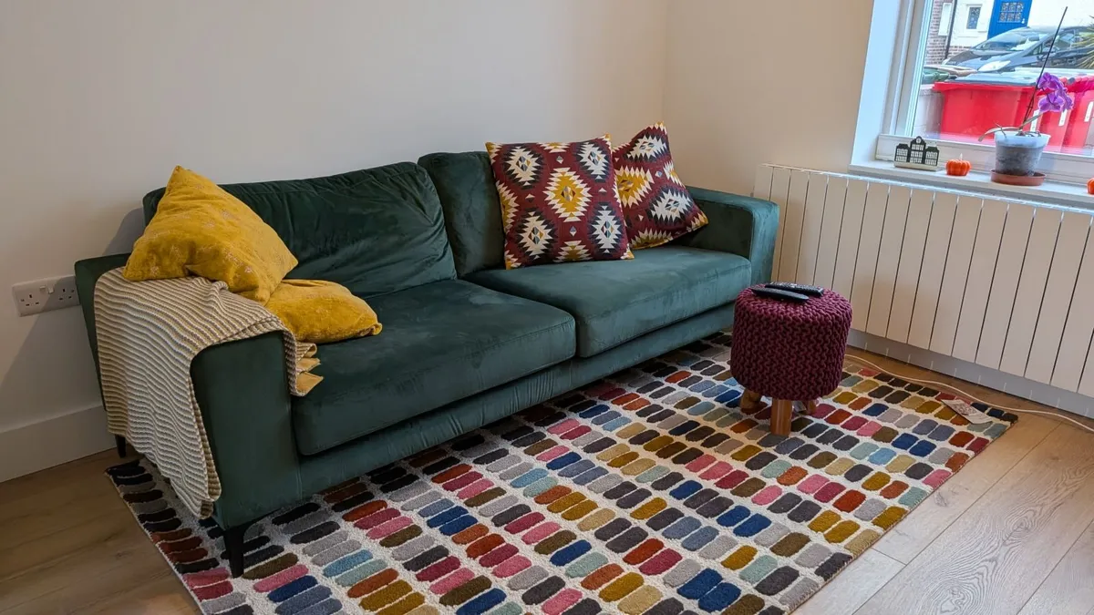 Three seater velvet green couch - Image 1