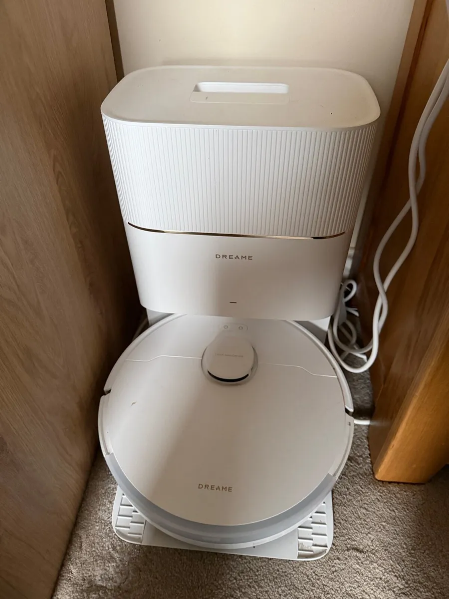 Dreame D20 robot vacuum - Image 1