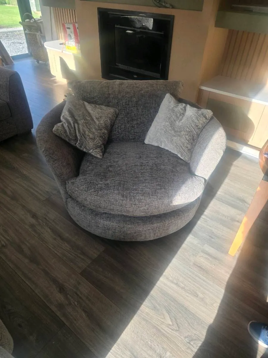 Couch and swivel chair - Image 2