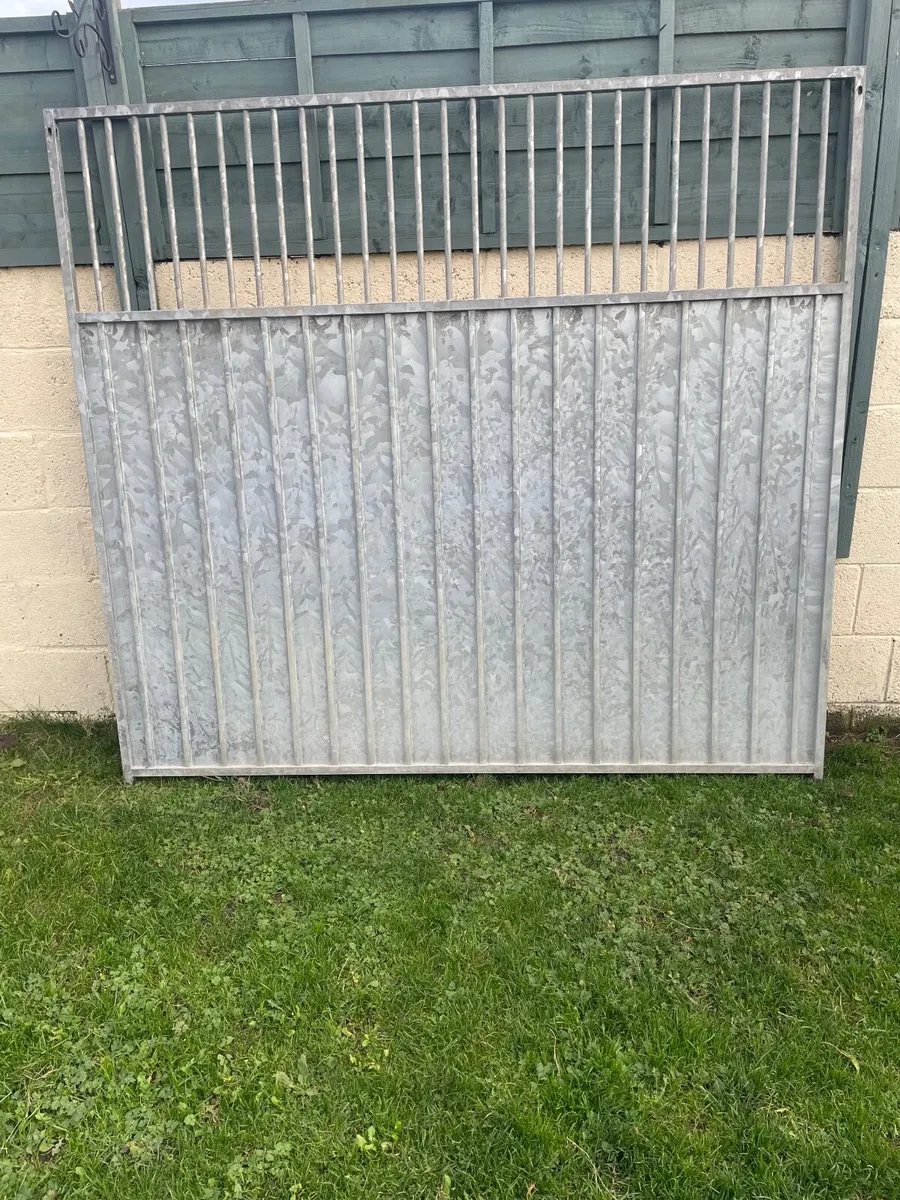 Dog pen panels and dog beds - Image 1
