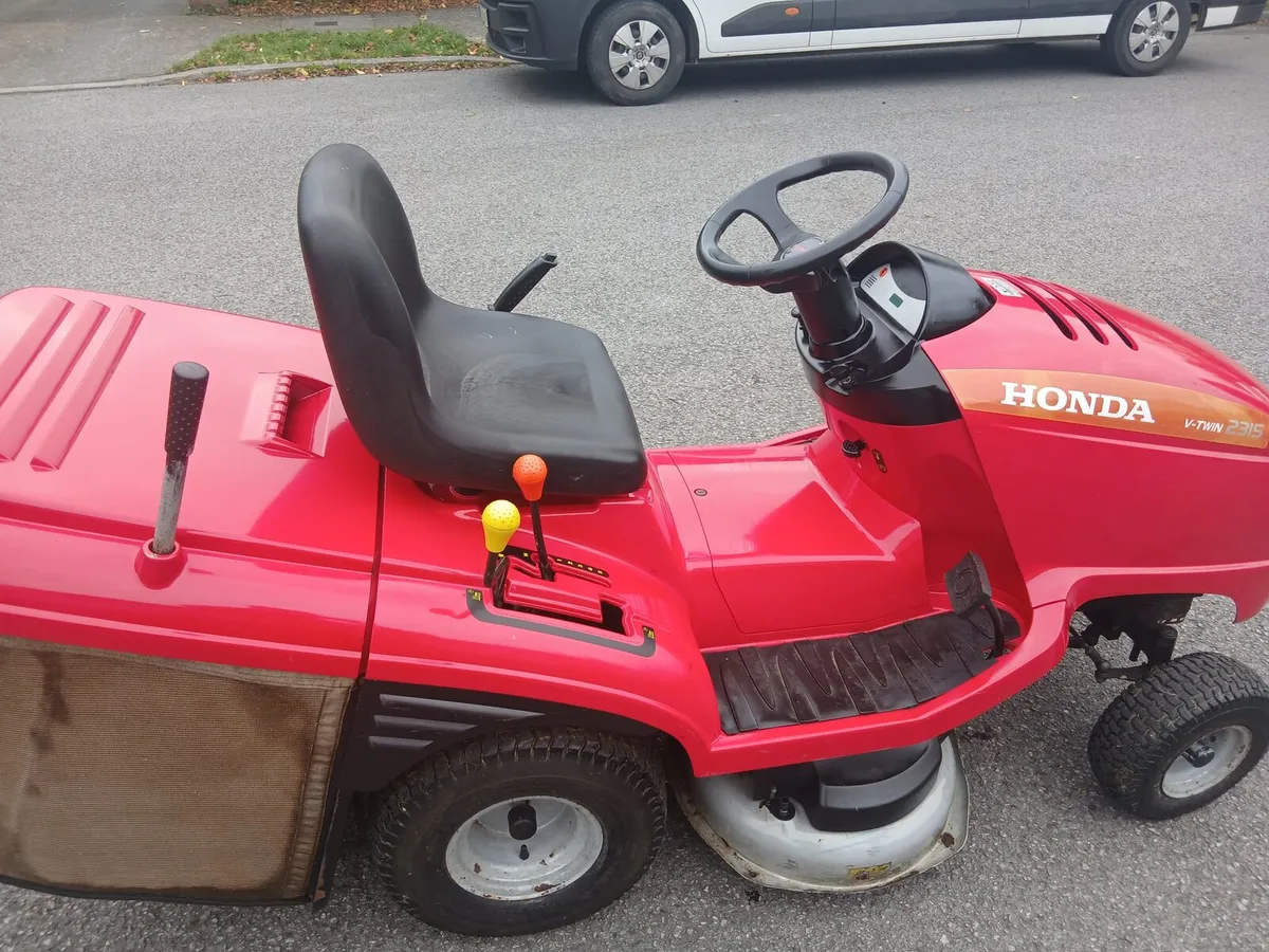 Honda ride on lawnmower - Image 3