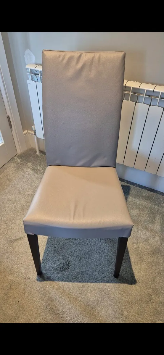 Six chairs - Image 1