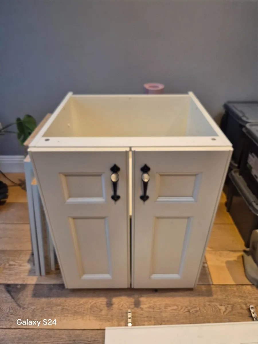 1 x Kitchen unit and doors - Image 1