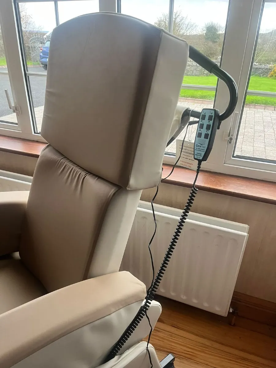 Recliner mobility chair - Image 2