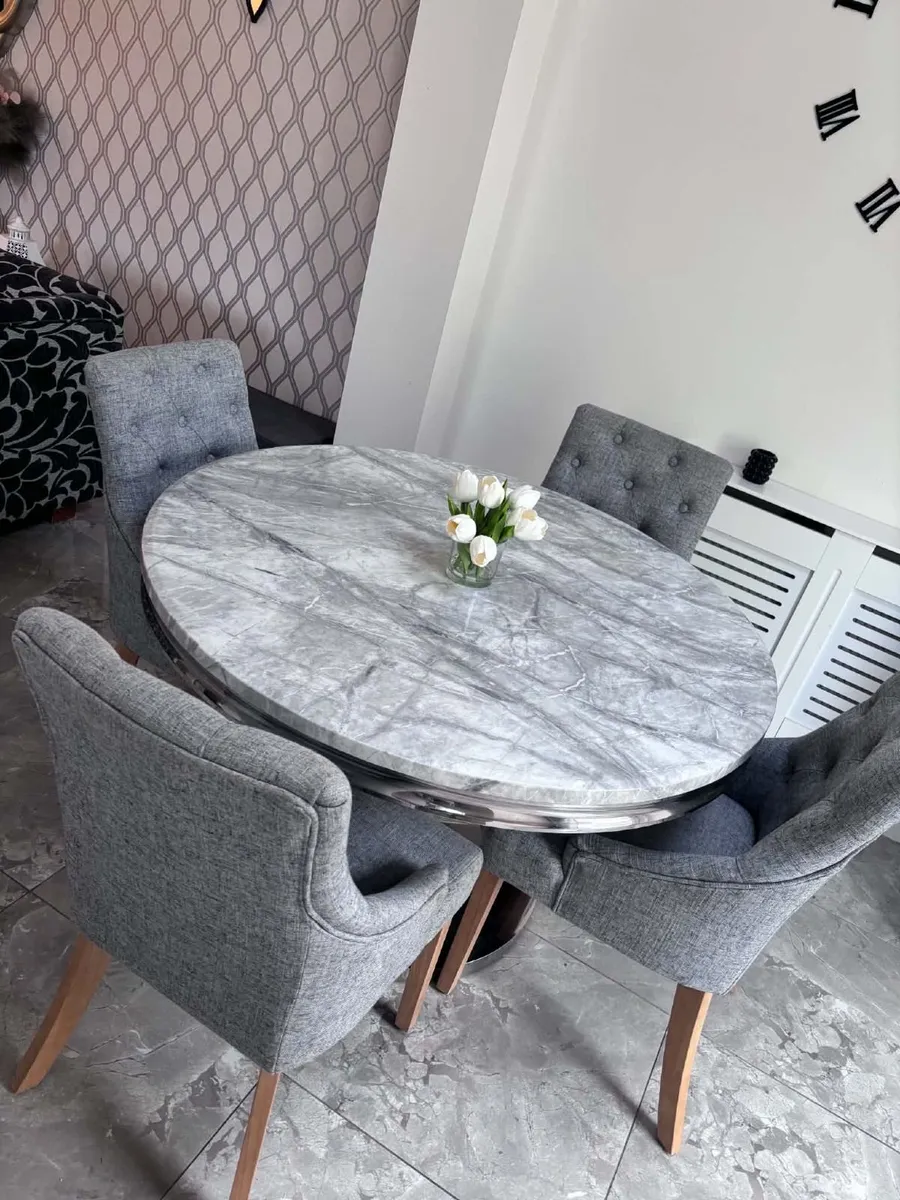Kitchen table and chairs - Image 1
