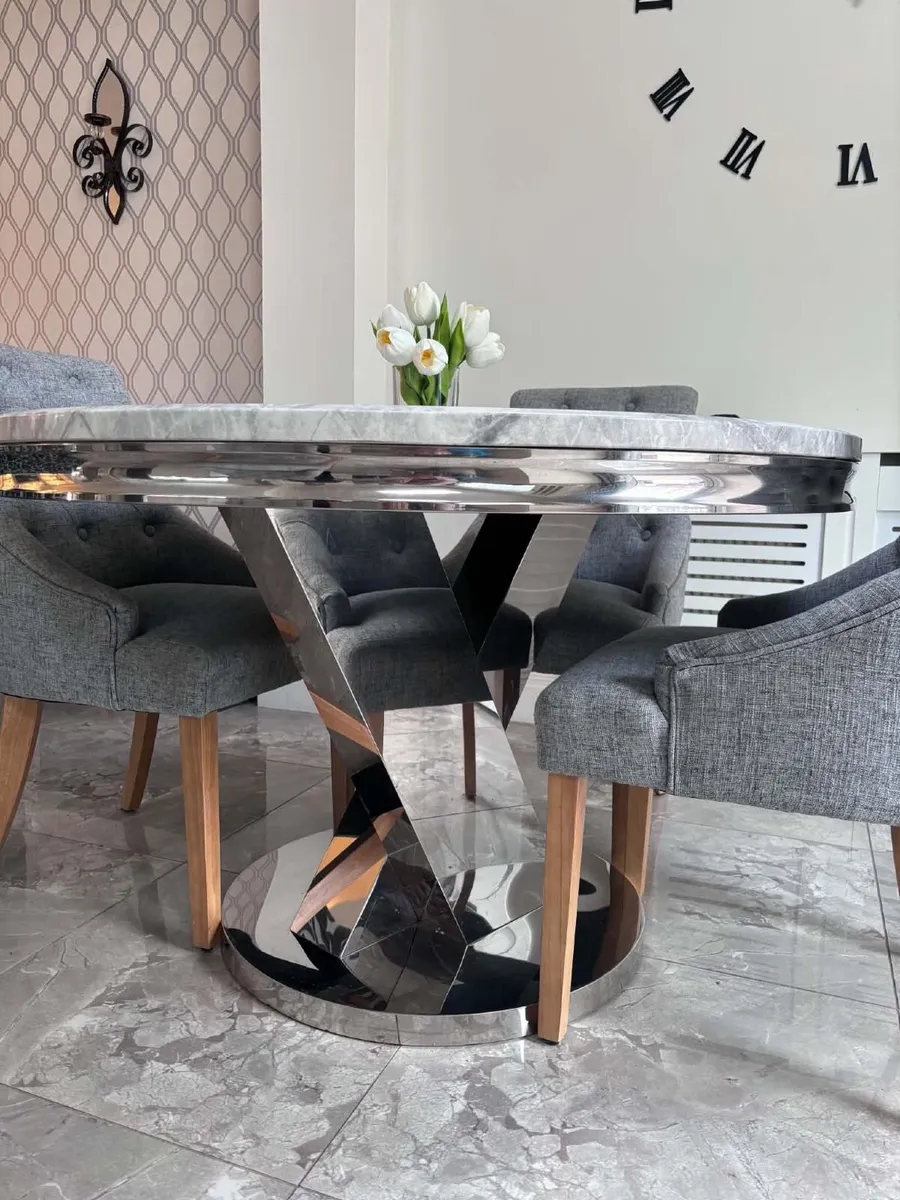 Kitchen table and chairs - Image 2